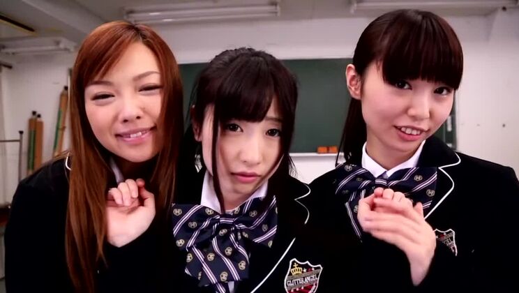 素晴らしい日本の女の子、瀬名あゆむが、検閲済みの素晴らしいJAV小乳、三人組映画に出演