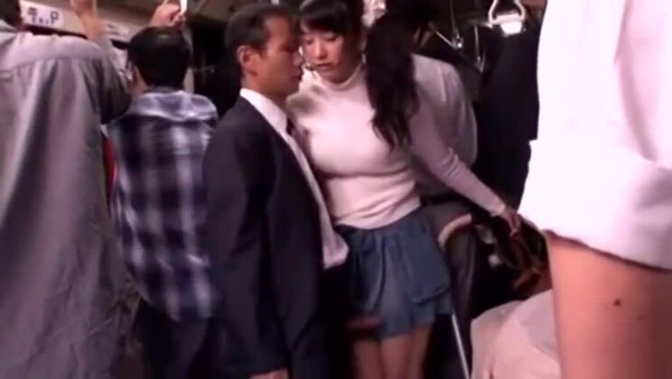 女子生徒が電車内で痴漢され、性行為を強要される