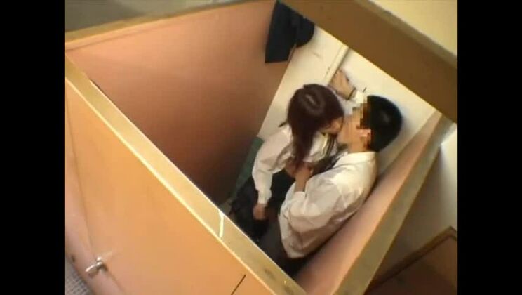 日本の女子高生 02 - トイレでの連続手コキ セクシー