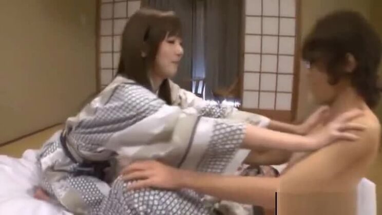 アジア系の可愛い女の子が男の体を舐めている