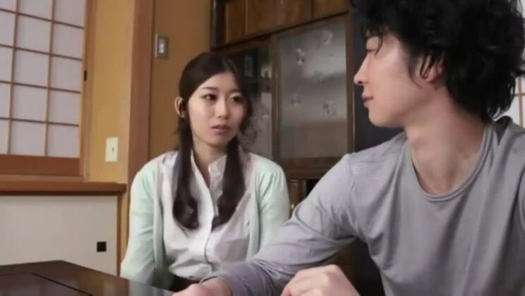 ショックを受けた継母が、義理の息子とポルノと自慰について話したいと申し出る