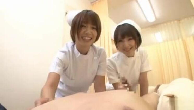 セクシーな看護師が狂ったようにセックスする