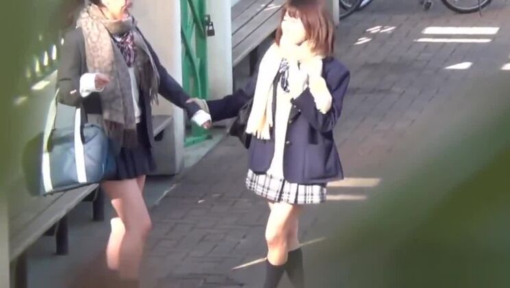 汚いアジア系の十代の少女が小便をする