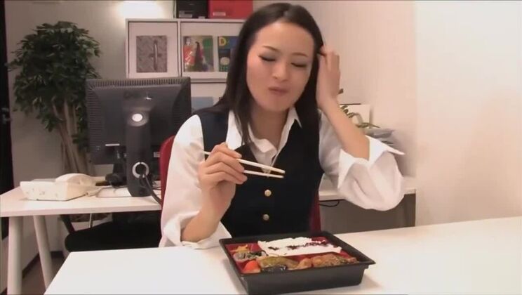 オフィスで働く日本人女性が従業員のペニスをしゃぶる パート1 Candidporn.com