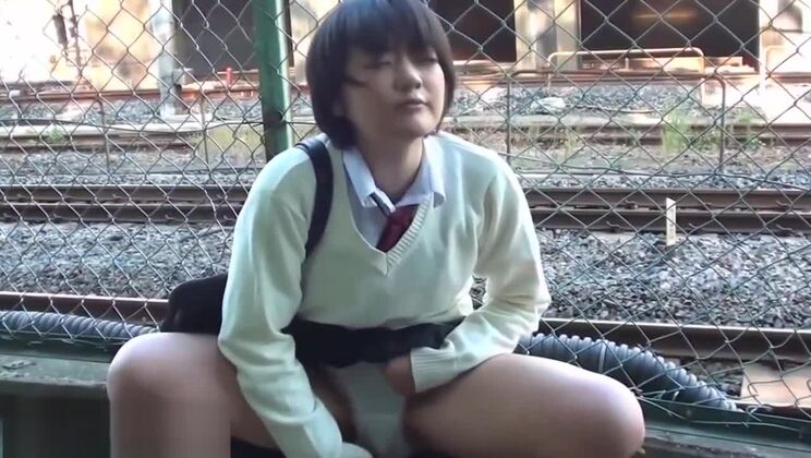 制服を着たアジア人がおもちゃで遊ぶ