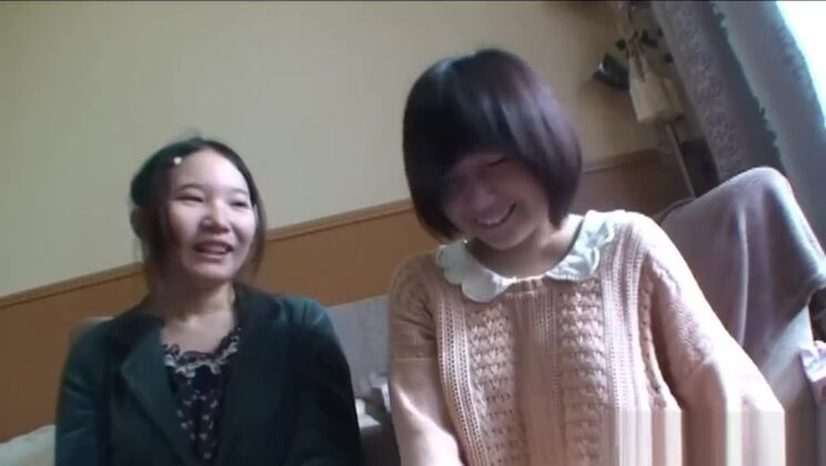 アジアのティーンがマフを指で刺激する