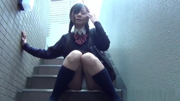 ティーンがスカートをめくる