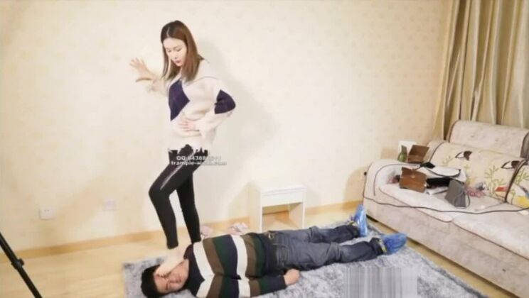 中国式の踏みつけと顔面蹴り