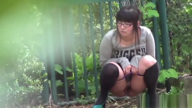 日本人売春婦が小便をしているところを盗撮