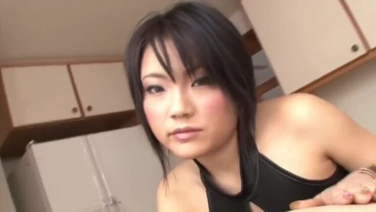 小柄なアジア人女性のフェラチオ