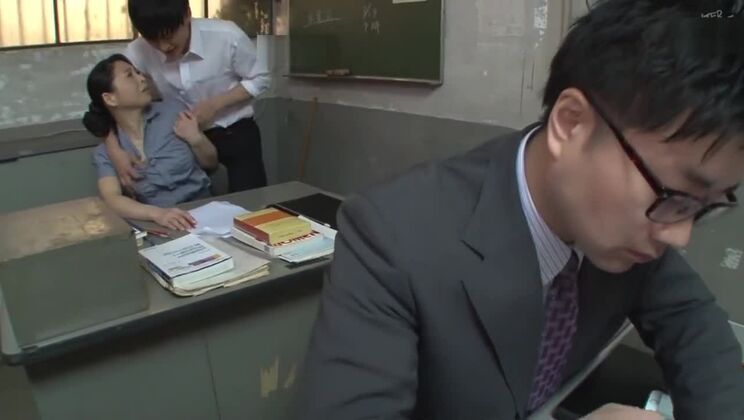 パンスト姿の熟女教師がオフィスで指挿入クリームパイ