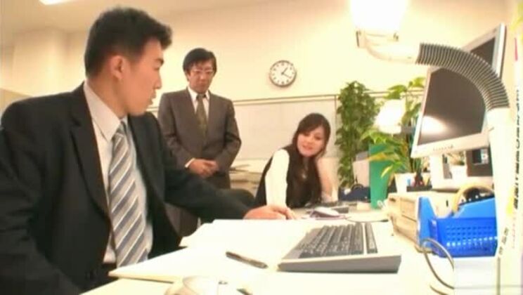 ホットなアメリ・イチノセが過激なダブルフェラチオを披露