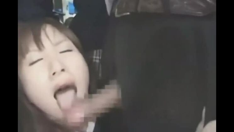 バスの中での公然の手コキ、乗客に射精！