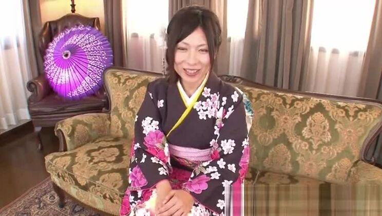 日本の芸者が縛られて弄ばれる