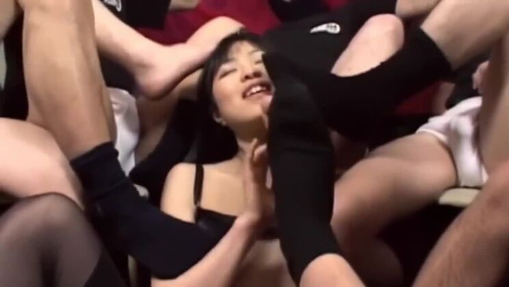 彼女は臭い靴下の匂いを楽しんでいる