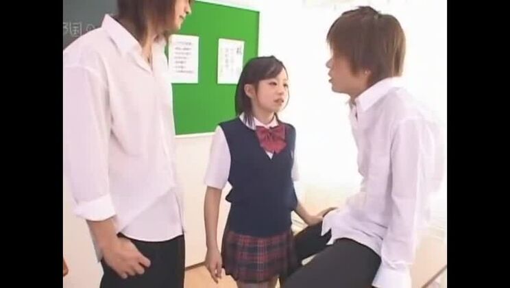 エキゾチックな日本人美女、沖田葉月がホットなストッキング姿でクンニリングスをするJAV映画