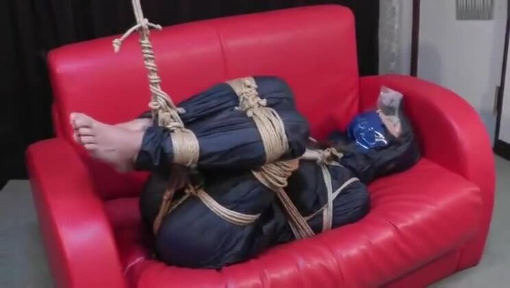 ギャル レインウェアに縛られたアジアの女の子魅惑的な