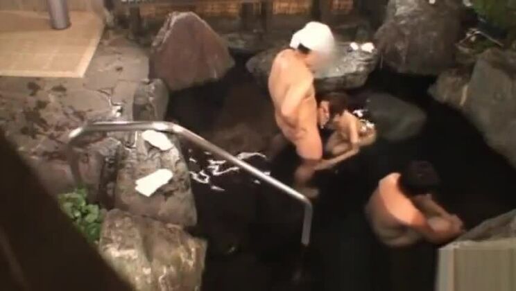 美しい巨乳のジュリアがペニスをしゃぶるパート4