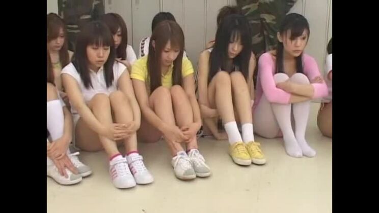 エキゾチックな小乳の日本人美女、グループセックスJAV映画