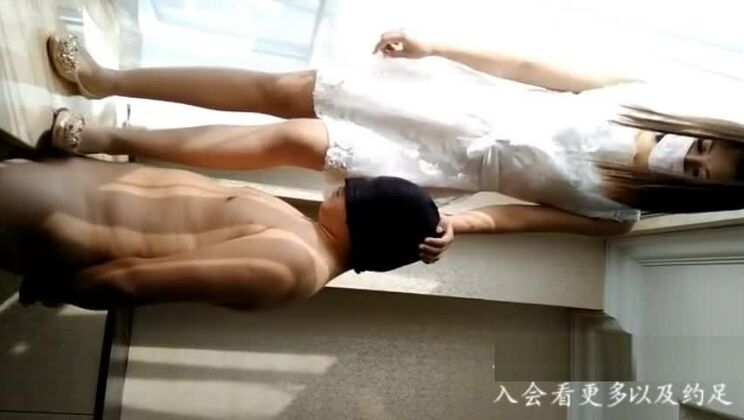 CHINESE FOOTJOB学姐陽台丝袜踩JJ，撃了好多