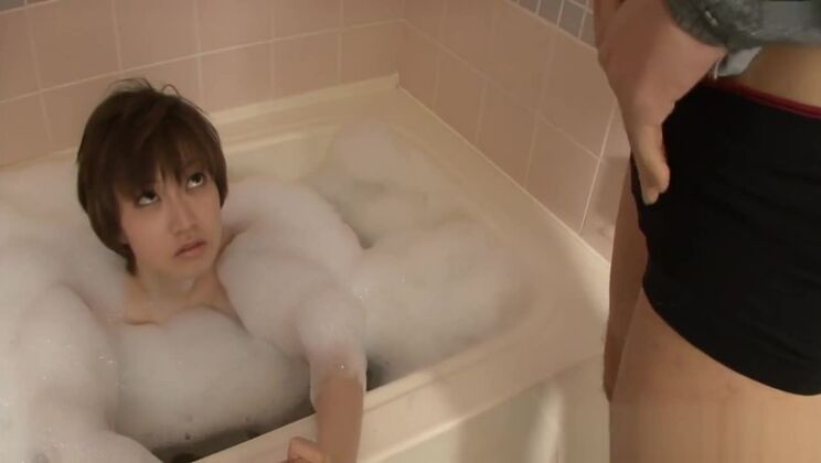 いたずら好きなアジア人3人組のセックス