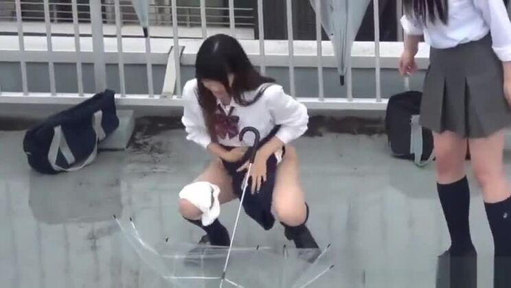 女性 日本のティーンエイジャーが公園で