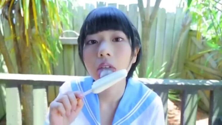 驚くべきxxx映画、小さなおっぱい、最新のショーを見る