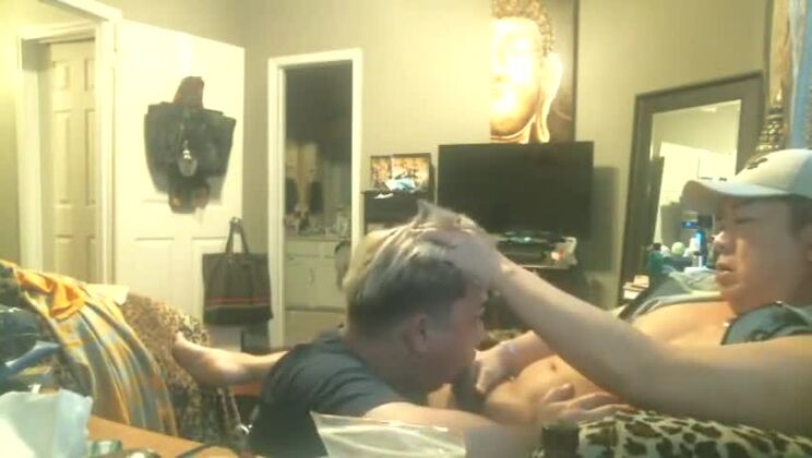 ぽっちゃりしたベトナム人の男の子が私のペニスを喉の奥まで突っ込みたがったので、彼のデブな尻をちょっとファックしたよ :)