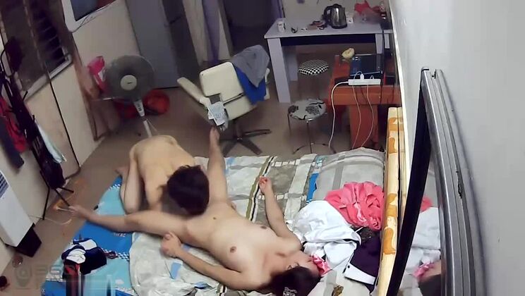 夫が自宅で妻と性交する