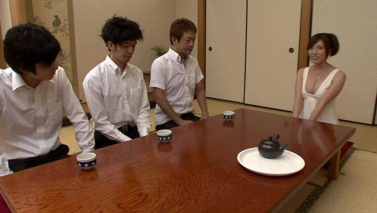 信じられないほどホットな日本人ビッチ、オーラルセックスのJAVシーン