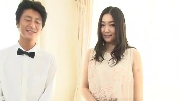 アジア人修道女が毛深いマンコで暴れまわる