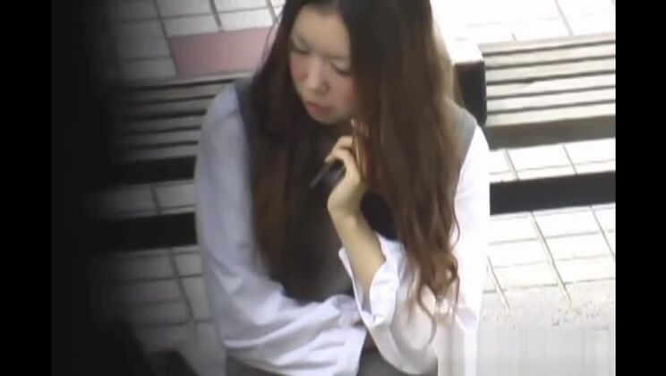 日本の10代の少女が尿を噴出