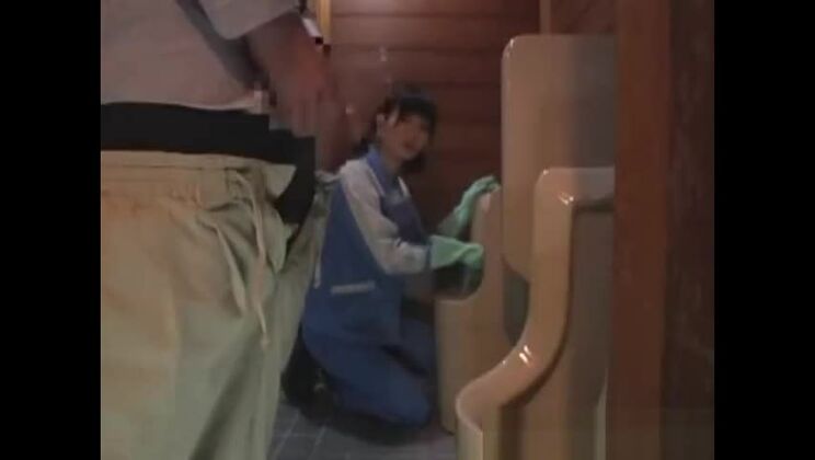 本物のアジア人メンテナンス作業員が歩くパート1