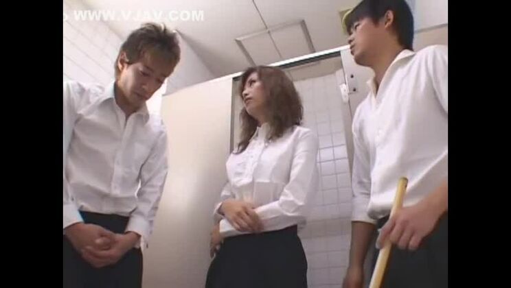 最高の三人組JAVシーンに登場する、素晴らしい日本のビッチ、秋月アンナ