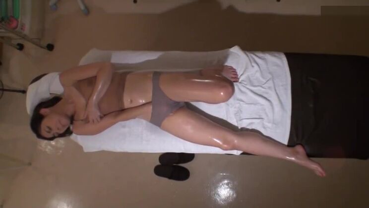 彼女のびしょ濡れのマンコは燃えるように熱く、彼女は絶頂に達している