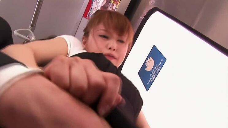 クレイジーな日本人少女がホットな手コキをする、公共の場でのJAVシーン