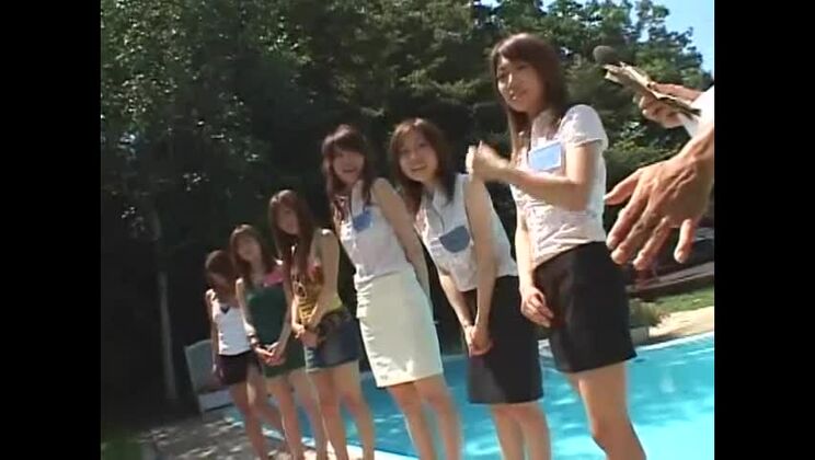 セクシーな日本人モデルが出演する、素晴らしい公共の場でのレズビアン/レズビアンのJAVビデオ