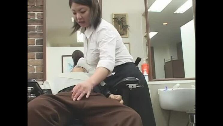 素晴らしいフェラチオをする信じられないほどの日本人ビッチ、小さなおっぱいのJAVクリップ