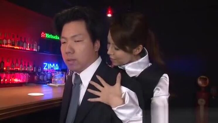 引き締まったアジア人女性が自慰行為をする