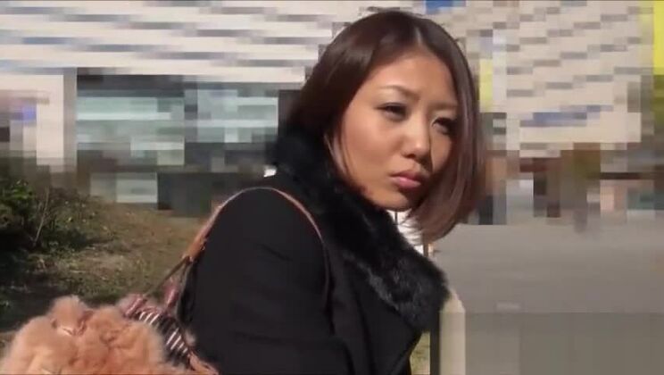 早川芹菜が足のマッサージを受けている