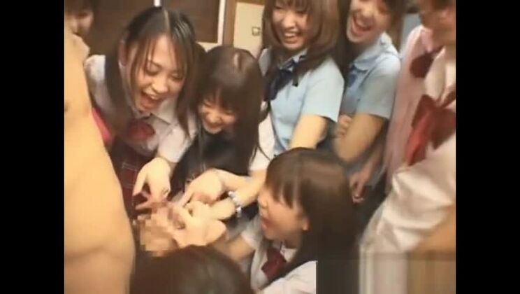 日本のAVモデルと他の女の子がファックされる