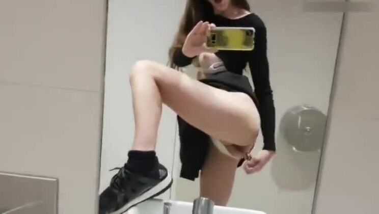 公衆トイレでのマスターベーション