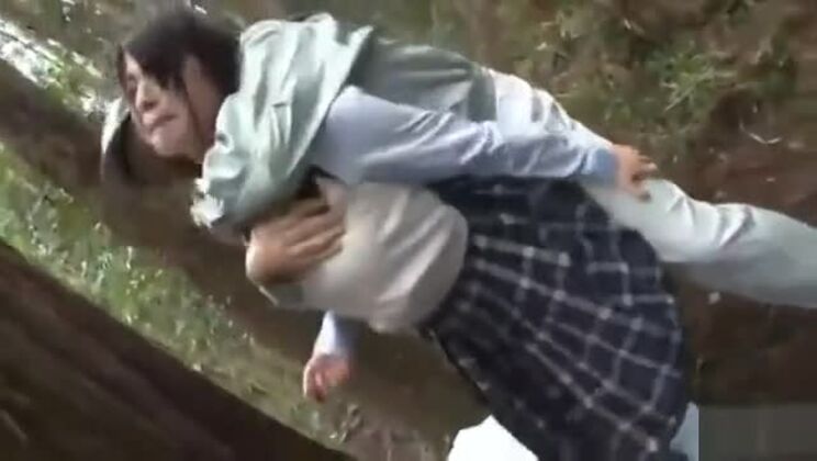 金髪のティーンエイジャーが制服姿で屋外で2本のペニスで遊ぶ