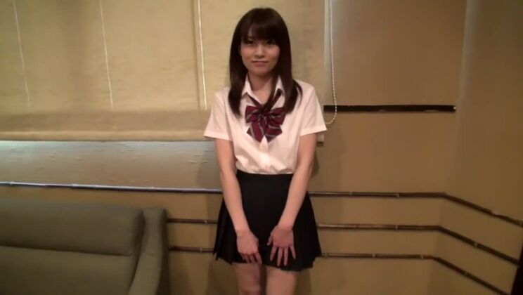 信じられないほど魅力的な日本人少女が、興奮したティーンエイジャーの自慰行為を描いたJAV映画に出演