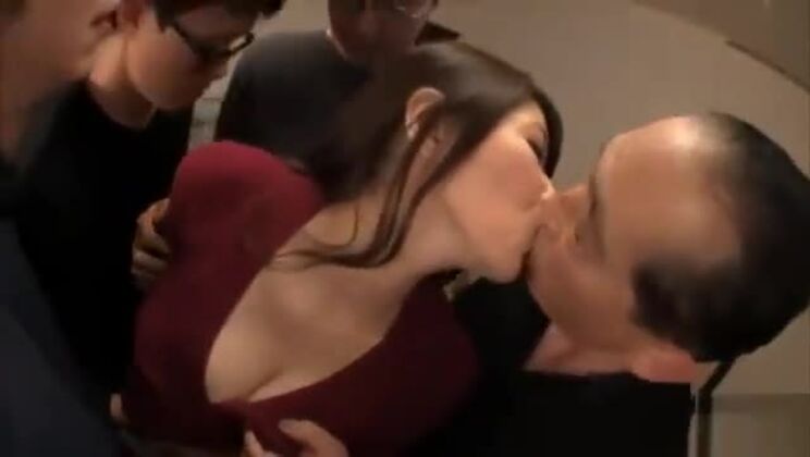 ホットなアジアのスリーサムとグループセックス