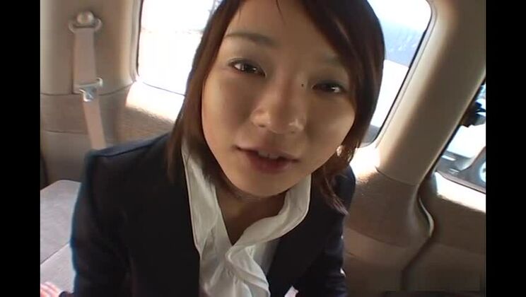 遠野愛が車に乗り込み、ハードコアなセックスをする