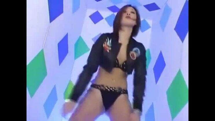 セクシーなアジア人美女がテクノに合わせてストリップ