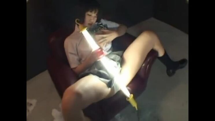 七海花火のセクシーなアジア人女子高生セックスゲーム