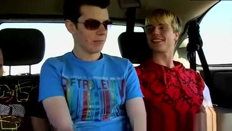 マシュー - 初めて大きな太いペニスをむせている裸のゲイ男性