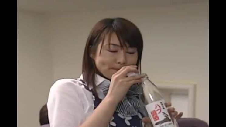 した日本人少女相沢まおの素晴らしいフェイシャル、射精JAVシーン